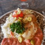 Örtfylld kyckling med tomatsås och oliver