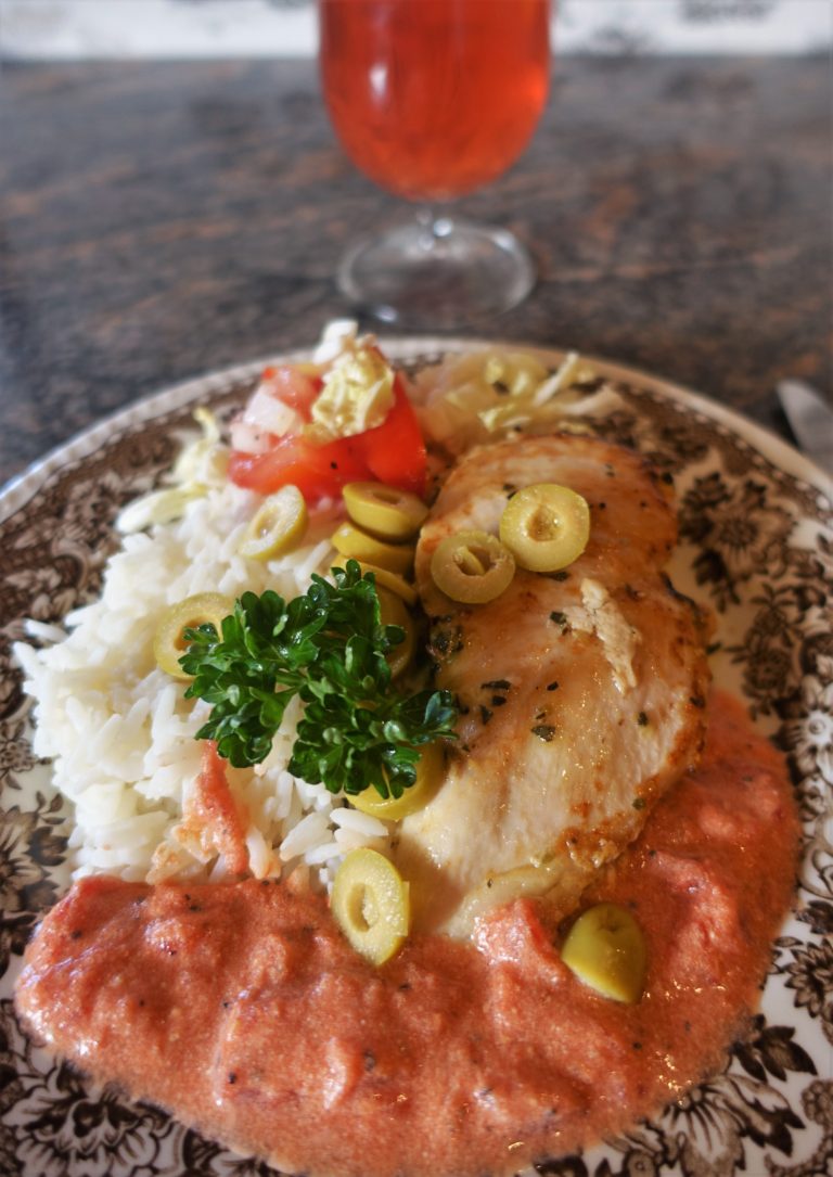 Örtfylld kyckling med tomatsås och oliver