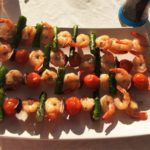 Grillspett med stora räkor och sparris