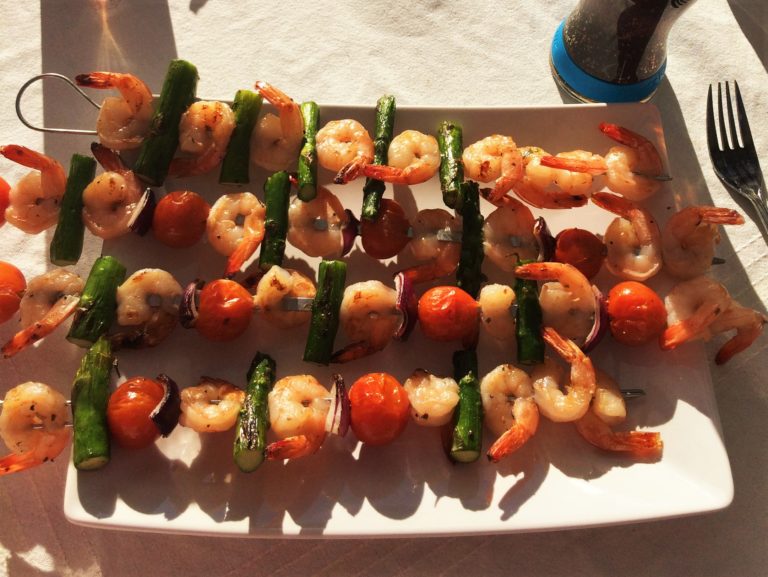 Grillspett med stora räkor och sparris