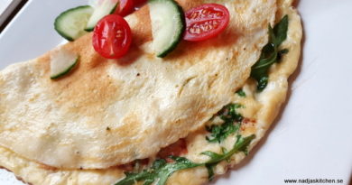 Omelett med skinka, tomat, ost och ruccola