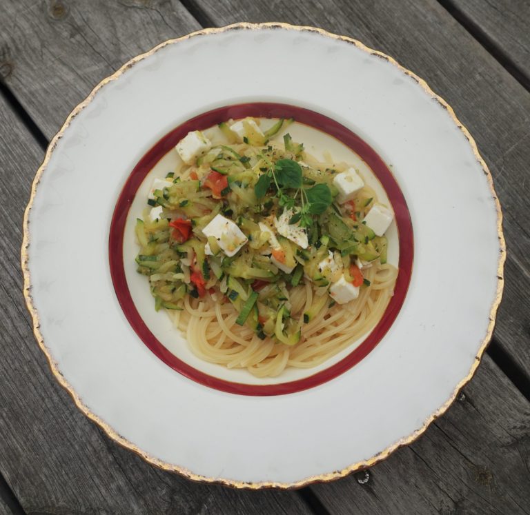 Pasta med zucchini och fetaost