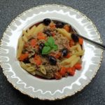 tallrik med tonfisk och spagetti