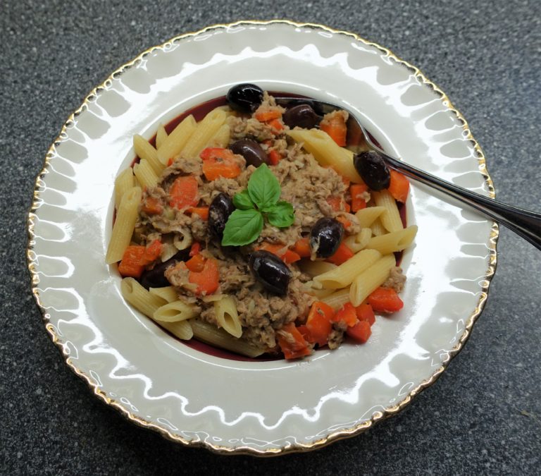 tallrik med tonfisk och spagetti