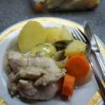 tallrik med kyckling och potatis