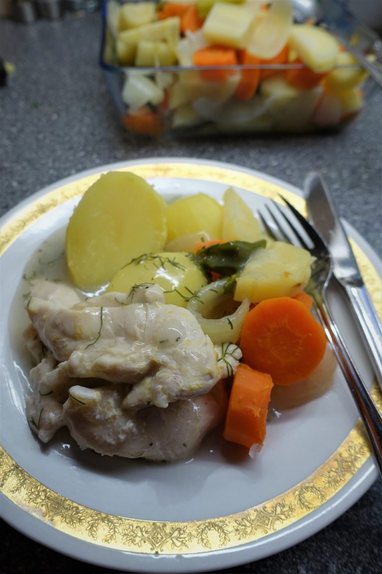 tallrik med kyckling och potatis