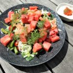 somrig sallad med lax och sparris