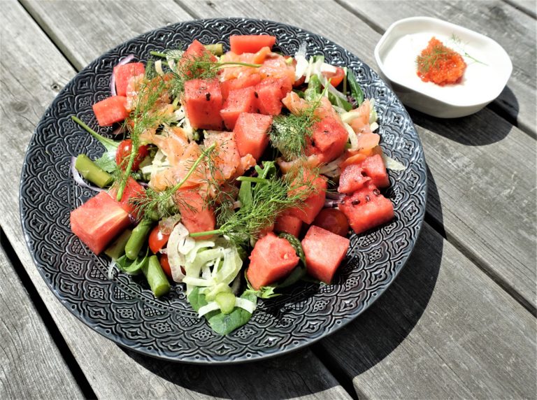 somrig sallad med lax och sparris