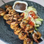 grillade räkor med jordnötssås