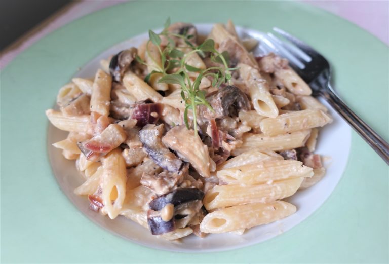 pasta med grönsaker och fetaostkräm