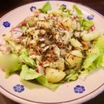 Sallad med stekt potatis, kyckling och avokado