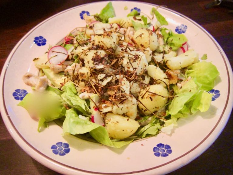 Sallad med stekt potatis, kyckling och avokado
