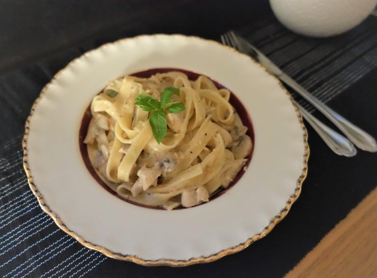 krämig kyckling med champinjoner och sparris