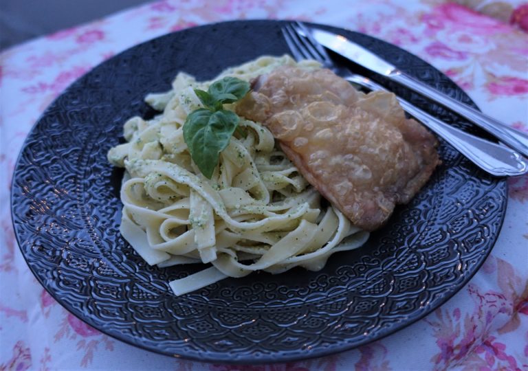 Kyckling med broccolikräm och pasta