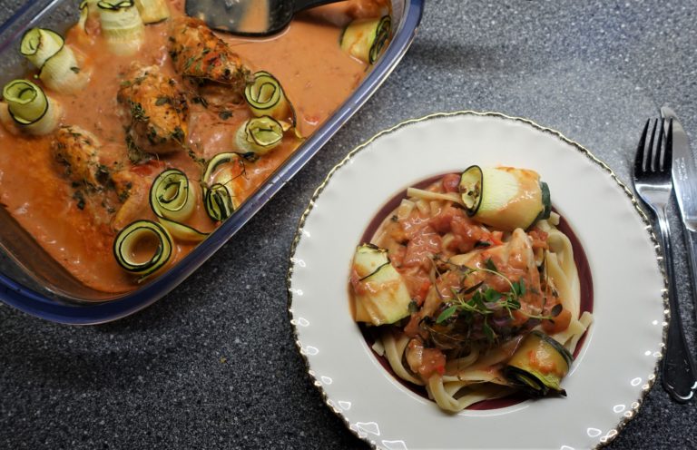 Kyckling med zucchinirullar