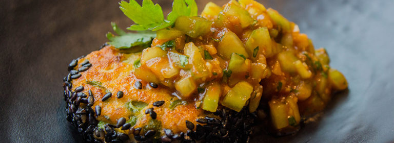 Thailändska fiskbiffar med mild salsasås korshags