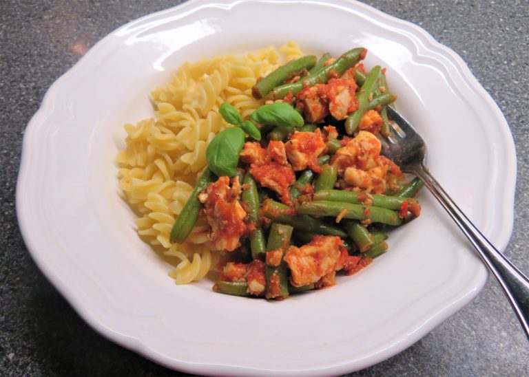 pasta med strimlad kyckling och bönor