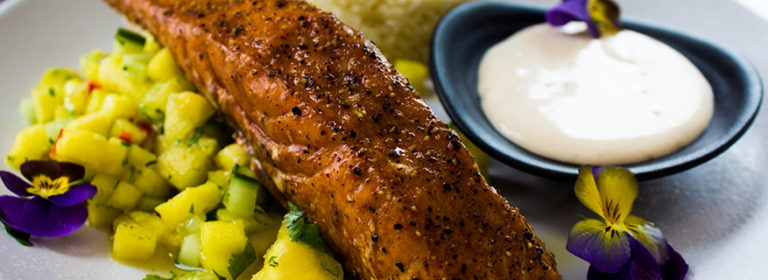Varmrökt-lax-med-ananassalsa
