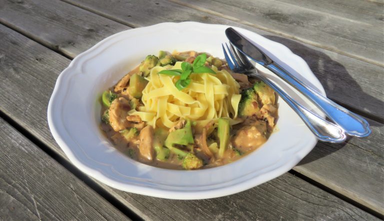 Kyckling och broccoli i grönpepparsås