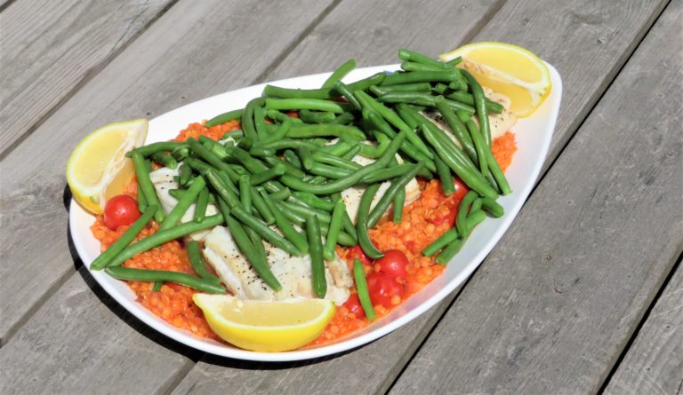 ugnsbakad torsk med röda linser