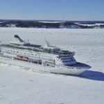 Fartyg snett framifrån vinter