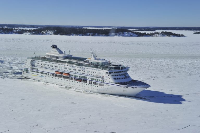 Fartyg snett framifrån vinter