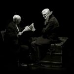 kvinnan i svart liggande