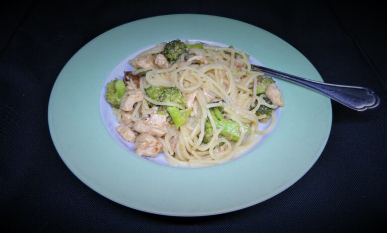 Pasta med kyckling och soltorkade tomater