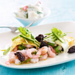 Äggwraps med räkor, stenbitsrom och gurkkräm