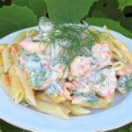 kall pastasallad med räkor