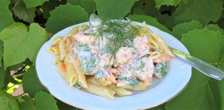 kall pastasallad med räkor