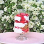 Somrig dessert med jordgubbar och kaksmulor