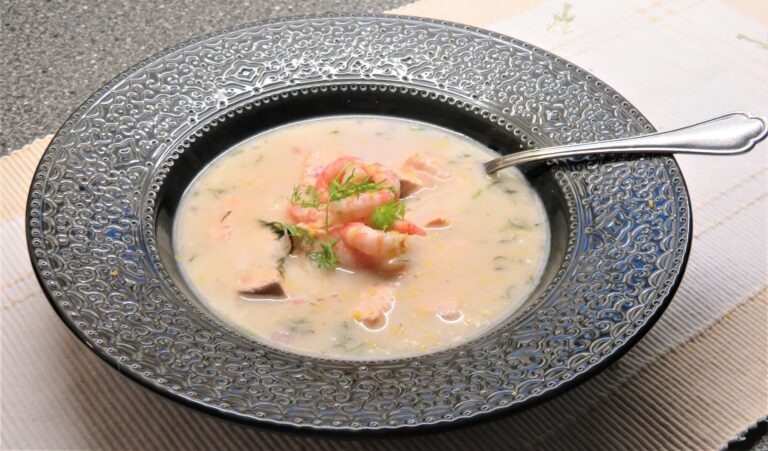 Fisksoppa med räkor och dill
