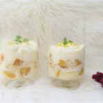 Varm mango med vaniljgrädde och kaksmulor