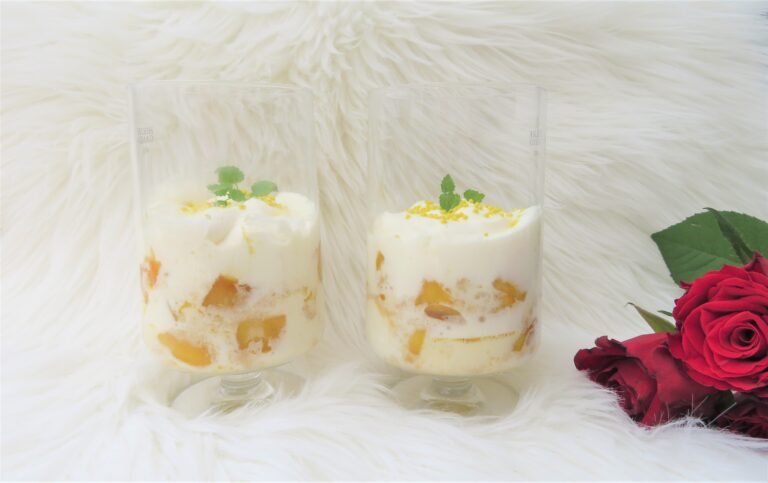 Varm mango med vaniljgrädde och kaksmulor