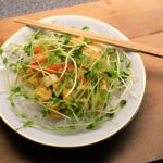 Glasnudlar med tofu, kokosmjölk och ärtskott