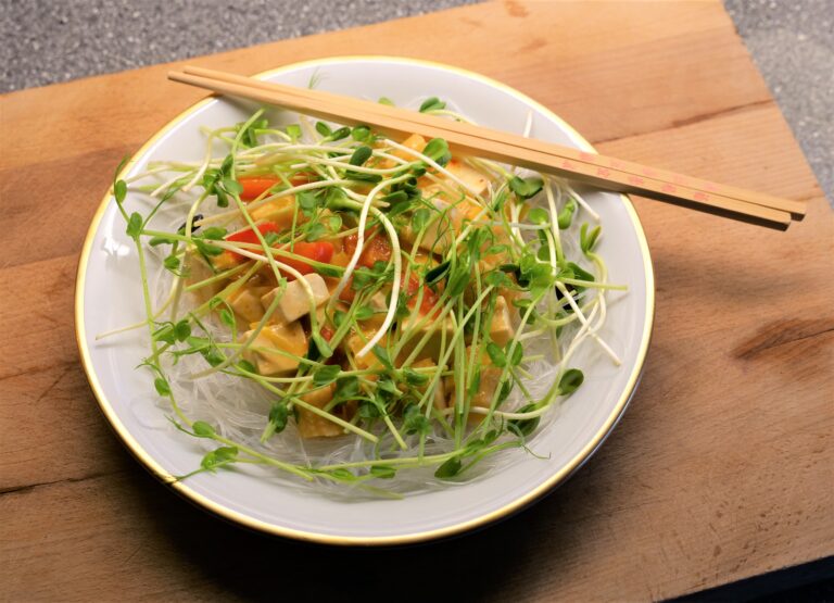 Glasnudlar med tofu, kokosmjölk och ärtskott
