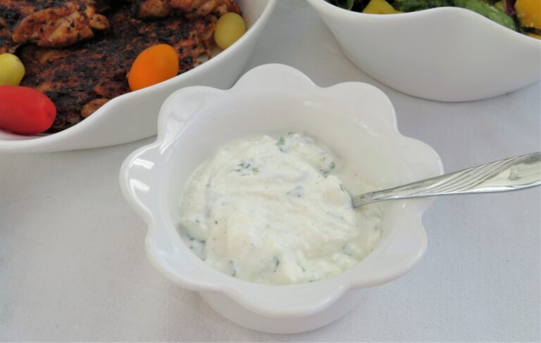 Superenkel och supergod fetaostsås