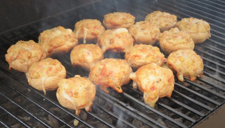 Champinjoner fyllda med mjukost och bacon