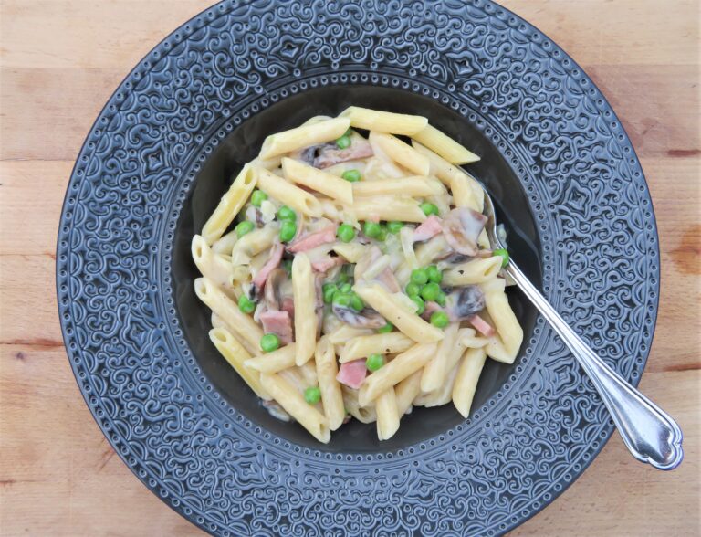 Skinka- och svampsås med ärtor