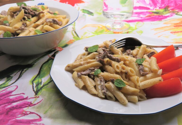 Pasta med krämig lövbiffssås
