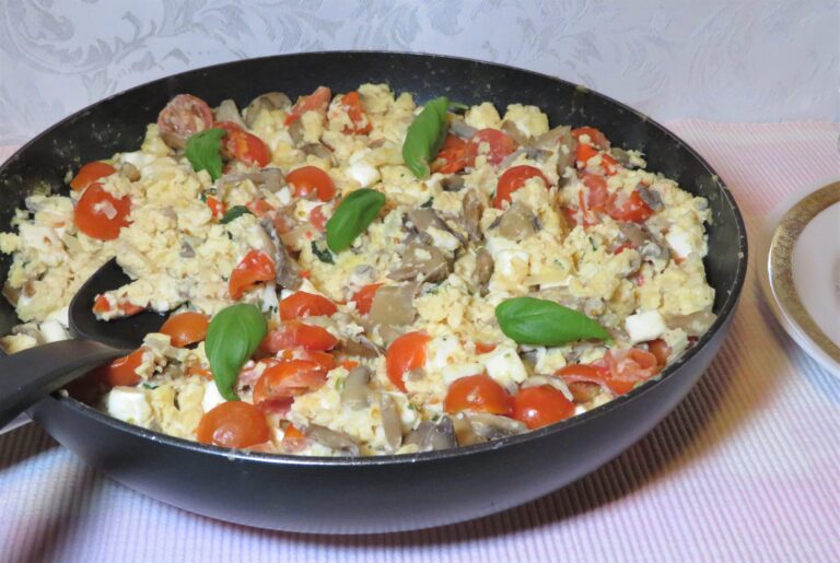 äggröra med fetaost och champinjoner