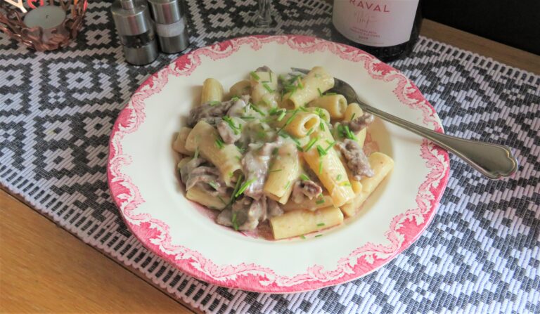 Pasta med gräslök- och lövbiffssås