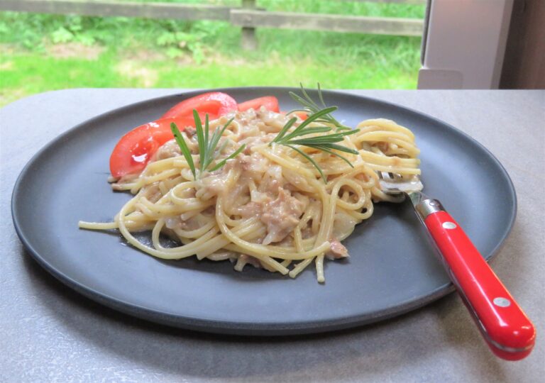 Pasta med vit tonfisksås