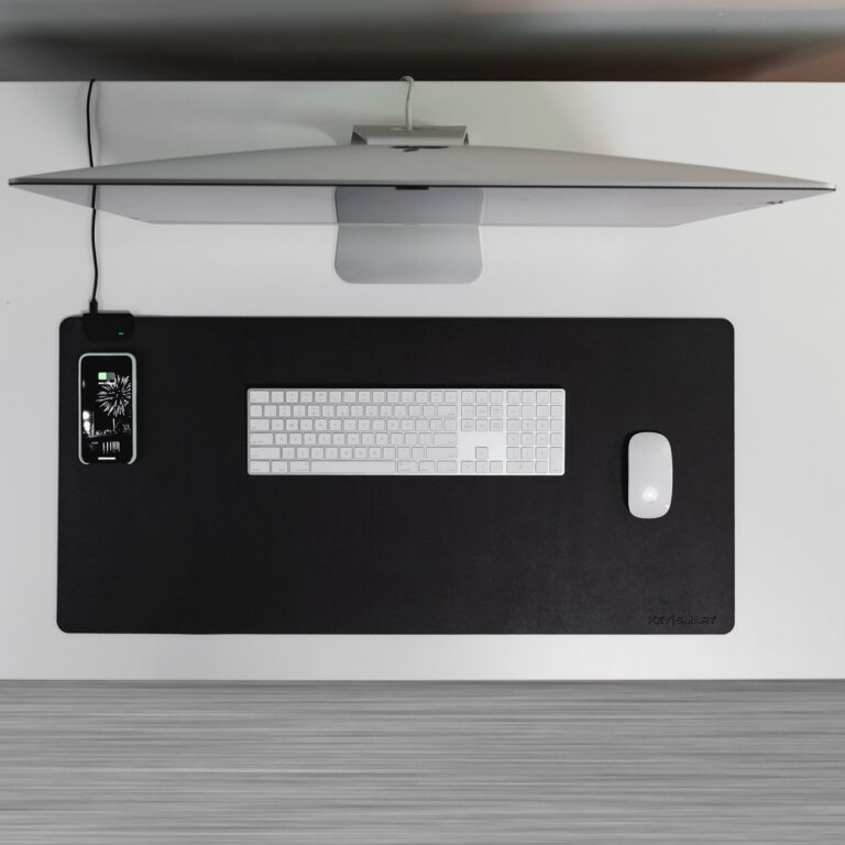 skrivbordsunderlägg med QI-laddning-smartasaker