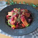 Sallad med stekost, rödbetor och hallon