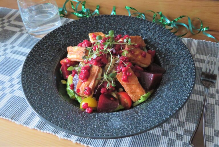 Sallad med stekost, rödbetor och hallon