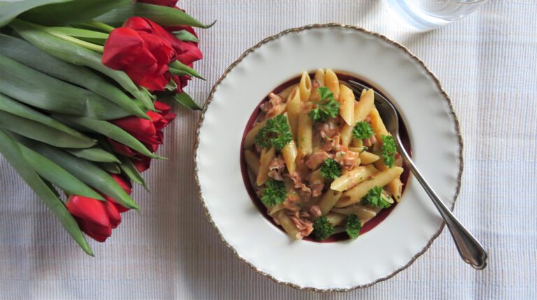 Pasta med krämig skinksås