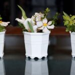 små krukor med påskliljor