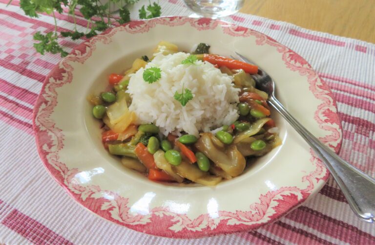 snabb wok med vitkål och sojabönor